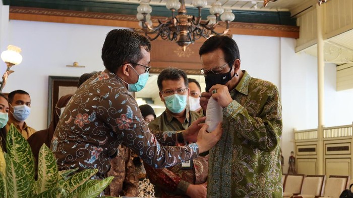 Sultan Jajal Alat Tes COVID-19 GeNose Buatan UGM, Akurasi Diklaim 97 Persen