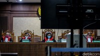 Seperti diketahui, Benny Tjokrosaputro dan Heru Hidayat menjalani sidang tuntutan hari ini usai sebelumnya sidang sempat ditunda karena Benny dan Heru dinyatakan positif Corona dan dirawat di RS Adhyaksa.