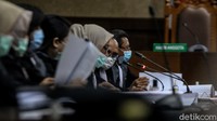 Benny dan Heru didakwa memberi suap kepada mantan petinggi PT Asuransi Jiwasraya serta memperkaya diri melalui transaksi pembelian dan penjualan saham dengan sejumlah pejabat Jiwasraya. Benny dkk didakwa telah merugikan keuangan negara sebesar Rp 16 triliun.