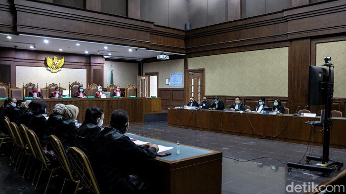 Terdakwa Kasus Korupsi Jiwasraya Jalani Sidang Virtual Benny Tjokro dan Heru Hidayat jalani sidang tuntutan kasus korupsi Jiwasraya. Sidang dilakukan virtual dengan terdakwa dihadirkan tidak dari ruang pengadilan.