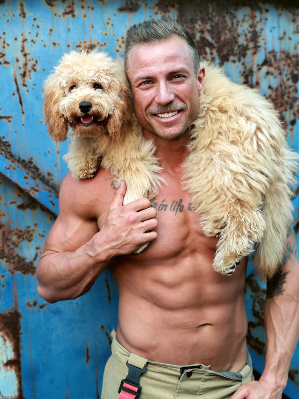 Tidak pose sendiri, para pemadam kebakaran berpose dengan beragam hewan. Mulai dari anjing, anak anjing, kucing, anak kucing, kuda, bebek dan lainnya. (dok The Australian Firefighters Calendar ) Tidak pose sendiri, para pemadam kebakaran berpose dengan beragam hewan. Mulai dari anjing, anak anjing, kucing, anak kucing, kuda, bebek dan lainnya. (dok The Australian Firefighters Calendar )