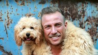 Tidak pose sendiri, para pemadam kebakaran berpose dengan beragam hewan. Mulai dari anjing, anak anjing, kucing, anak kucing, kuda, bebek dan lainnya. (dok The Australian Firefighters Calendar )