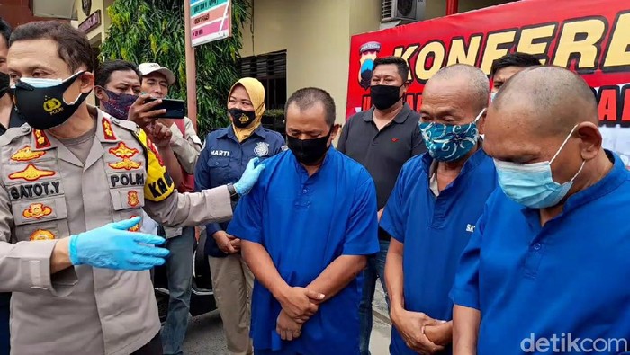 Tiga pengedar upal ditangkap di halaman minimarket Brebes. Ketiga pelaku terus menunduk saat dirilis di Mapolres Brebes, Kamis (15/10/2020).
