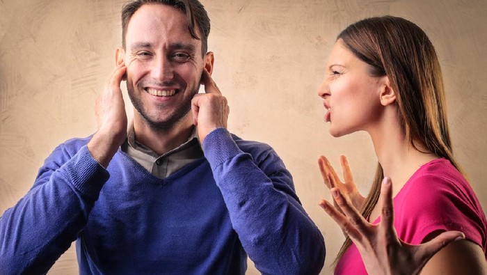 tuli sebelah Woman is shouting at her husband