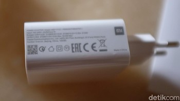 Chargernya punya daya maksimal 33 watt, diklaim bisa mengisi daya ponsel sampai penuh dalam waktu 65 menit. Foto: detikINET/Anggoro Suryo Jati