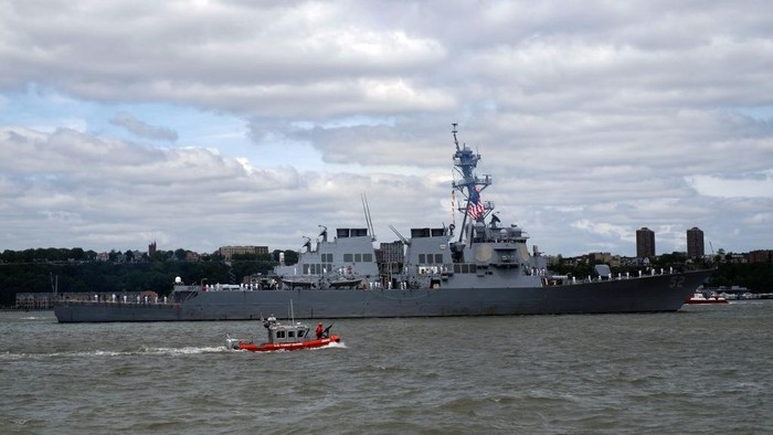 The USS Barry sails past during a traditional parade of ships to mark the beginning of the Fleet Week 2015 in New York on May 20, 2015. AFP PHOTO/JEWEL SAMAD (Photo by JEWEL SAMAD / AFP)