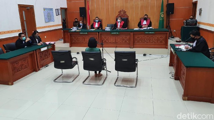Vanessa Angel menjalani sidang tuntutan di PN Jakarta Barat (Isal Mawardi/detikcom).