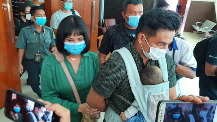 Vanessa Angel usai menjalani sidang tuntutan kasus kepemilikan 20 pil Xanax