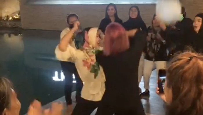 Viral emak-emak di Bone Sulsel berjoget saat pandemi (dok. Istimewa).