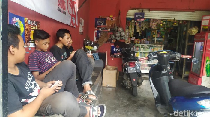 Warung kelontong yang dijaga gadis Cianjur mirip Anya Geraldine banyak dicari pembeli