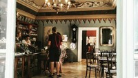 Salah satunya toko kue dan cokelat Szazeves Cukraszda di kota Gyula. Toko kue yang satu ini sudah buka sejak tahun 1840 dan masih eksis hingga sekarang. Foto: @k.annamaria1978