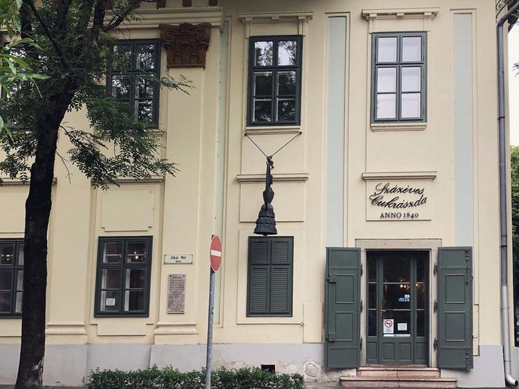 Wow! Toko Kue Berusia 180 Tahun Ini Mirip Seperti Kastil Drakula