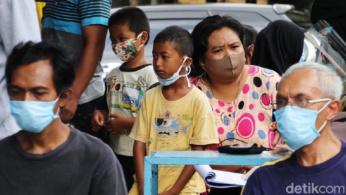 6 dari 17 Warga Isolasi Mandiri di Solo Terpapar Corona Hasil swab 17 warga yang diisolasi di sebuah SD di Kelurahan Gandekan, Jebres, Solo, menunjukkan enam orang positif virus Corona.