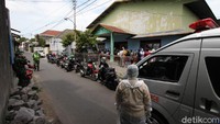 Enam orang yang dinyatakan positif hari ini sudah dipindahkan ke RSUD Bung Karno, Solo. Mereka adalah tetangga dari kasus sebelumnya.