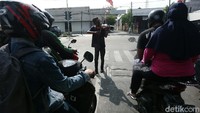 Kendati penghasilannya menurun, mereka tetap semangat mengamen di jalan.