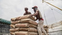 Beberapa pasal yang merugikan para pekerja di undang-undang ini adalah soal upah, jam kerja, berkurangnya waktu libur , serta diduga akan menguntungkan pihak asing yang akan bekerja di Indonesia. 