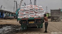 Padahal, dalam hubungan industrial Pancasila, perlindungan pekerja merupakan bentuk tanggung jawab pemerintah.