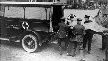 7. 1918: Tahun ini, Perang Dunia 1 mulai berakhir. Namun dimulailah bencana Flu Spanyol yang akhirnya membuat 500 juta orang di seluruh dunia terinfeksi. Virusnya menyerang sistem imun dan banyak anak muda meninggal dunia. Diperkirakan, korban mencapai 25 sampai 50 juta orang. Foto: Ambulans di Perang Dunia I (Creative Commons/CC BY 4.0/Wellcome Collection)