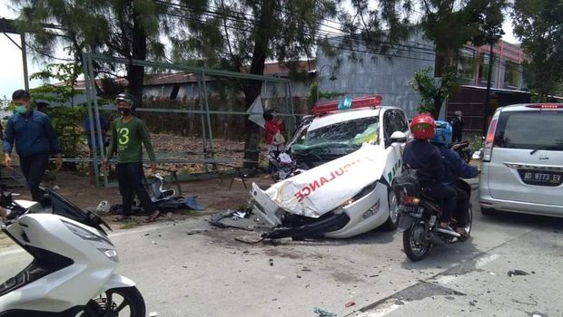 Ambulans Puskesmas Gondangrejo terlibat kecelakaan dengan truk di Karanganyar, Jumat (16/10/2020).