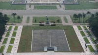 Berbicara soal ikon Ibu Kota pun ada keterkaitan dengan sang gubernur. Anies Baswedan juga sempat membuat kontroversi ketika mengizinkan ajang balap mobil Formula E. Mulanya, Anies dalam konferensi pers Jakarta E-Prix, di Monas, Jakarta Pusat, Jumat (20/9/2019) mengizinkan ajang itu digelar di kawasan Monas. Rengga Sancaya/detikcom.