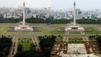 Foto kombinasi selanjutnya, menampilkan before-after revitalisasi dan momen ketika ratusan pohon ditebang. Rengga Sancaya/detikcom.