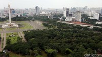 Rimbunnya pepohonan membuat kawasan di sekitar Monas menjadi hijau. Rengga Sancaya/detikcom.