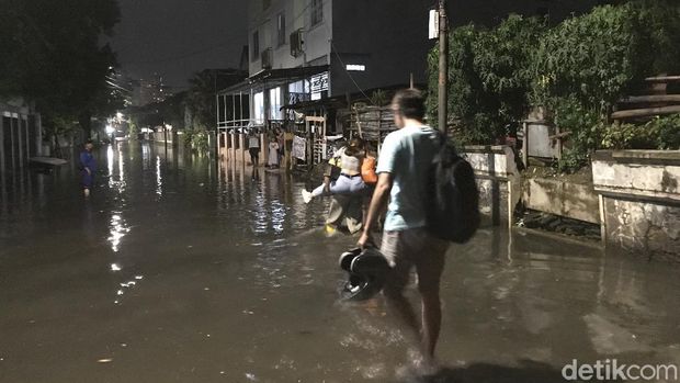 Banjir terjadi di perumahan di belakang kantor Walkot Jaksel. Tinggi air bervariasi antara 5-50 cm (Tiara Aliya/detikcom)