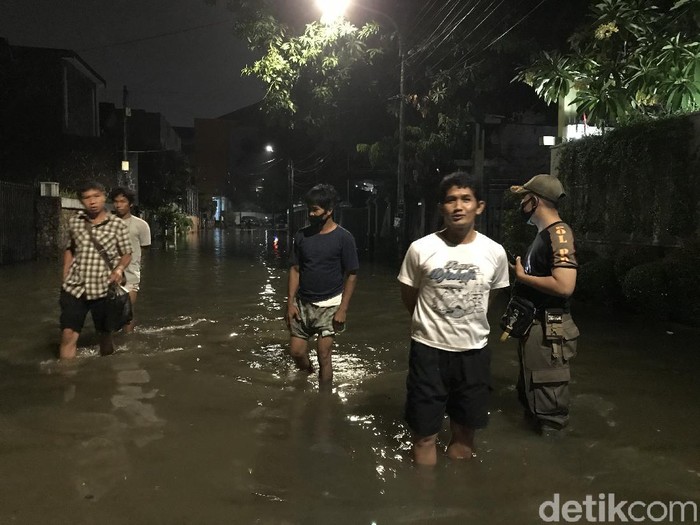 Banjir terjadi di perumahan di belakang kantor Walkot Jaksel. Tinggi air bervariasi antara 5-50 cm (Tiara Aliya/detikcom)
