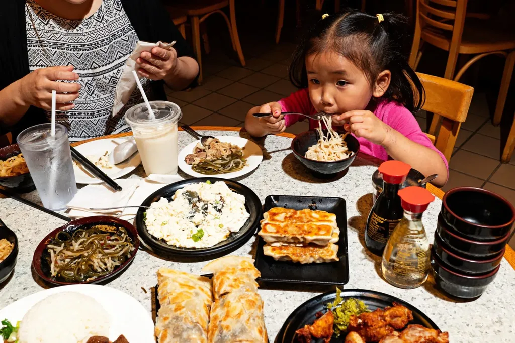 Begini Pengalaman Keluarga Asia Saat Makan di Restoran Bareng Keluarga