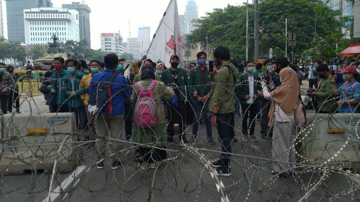 BEM SI sudah tiba di bundaran Patung Kuda Arjuna Wiwaha, Jakarta untuk melakukan aksi demonstrasi menolak omnibus law UU Cipta Kerja, Jumat (16/10).