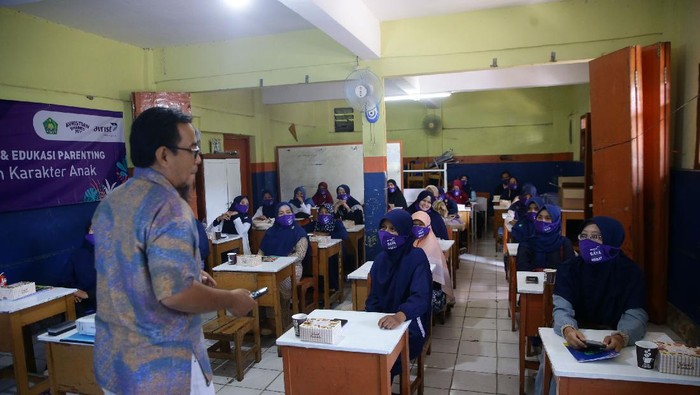 Berbagi di Momen Peringatan Hari Asuransi Memperingati Hari Asuransi Nasional, Avrist Assurance menggelar momen berbagi bersama Madrasah Ibtidaiyah As-Shibyaniyah, Bogor.
