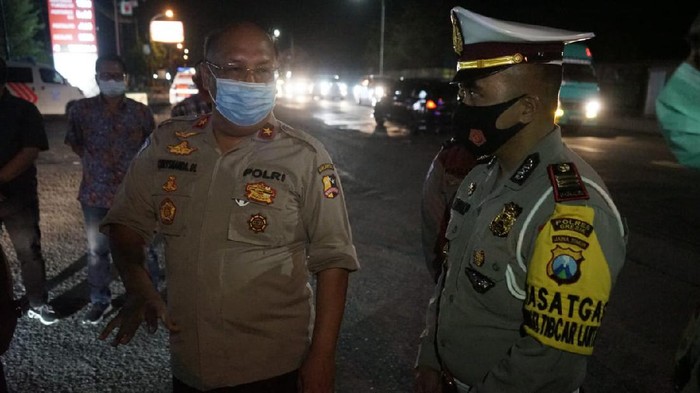 Polisi menyurvei jalur black spot untuk menekan laka lantas di Gresik. Terutama kecelakaan yang diakibatkan pelanggaran kecepatan.