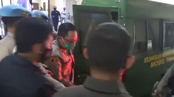 Tersangka kasus red notice Djoko Tjandra, Brigjen Prasetijo Utomo (berkacamata) tiba di Bareskrim Polri usai dari Kejari Jaksel.