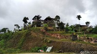 Saung-saung didirikan di atas bukit, sehingga pengunjung langsung disuguhi panorama alam Pangandaran dari ketinggian. 
