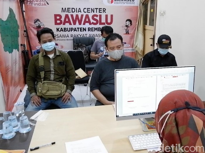 Cabup petahana Rembang Abdul Hafidz dilaporkan ke Bawaslu diduga kampanye di PAUD, Jumat (16/10/2020).