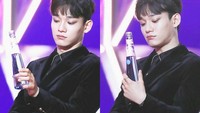 Pose Chen yang sedang memegang botol air mineral ini bikin salah fokus penggemarnya. Pasalnya meski foto diambil secara candid, ia tetap terlihat menggemaskan. Foto: Instagram @exochenn