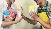Berbeda dengan minuman yang dipegang Chen satu ini. Sekilas seperti es seru yang ada di Indonesia. Tak cukup satu, ia bahkan memegang lima gelas. Foto: Instagram @exochenn