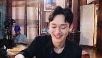 Momen kulinernya semakin seru saat Chen menikmati BBQ Korea. Ia tampak asyik membakar potongan-potongan daging segar. Foto: Instagram @exochenn