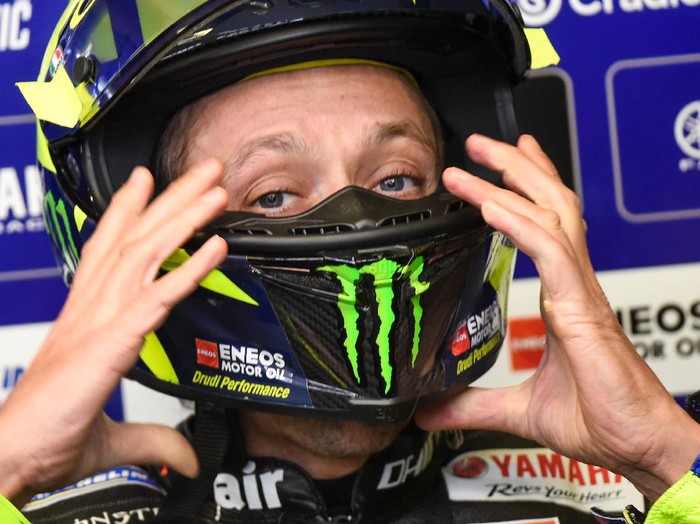 Yamahas Italian rider Valentino Rossi adjusts his helmet in the pits during a free practice session ahead of the French MotoGP race on October 9, 2020 in Le Mans. (Photo by JEAN-FRANCOIS MONIER / AFP)