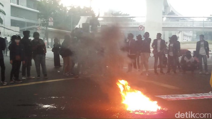 Demo di kolong flyover Kuningan, Jakarta Selatan, pukul 15.35 WIB.