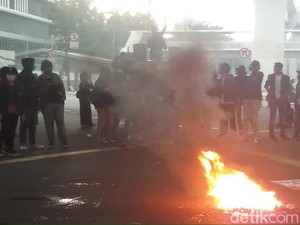 Massa Demo-Bakar Ban di Kolong Flyover Kuningan, Lalin Dialihkan