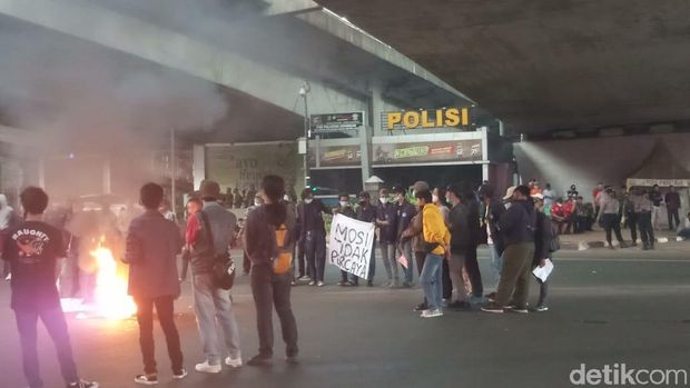 Demo di kolong flyover Kuningan, Jakarta Selatan, pukul 15.35 WIB.