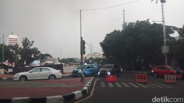 Demo di kolong flyover Kuningan, Jakarta Selatan, pukul 15.35 WIB.