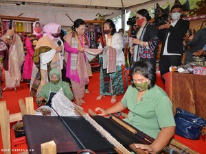 Kemenhub-Dekranas Beri Pelatihan Wirausaha Digital buat Perajin di Toba