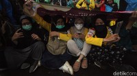 Kemudian pukul 16.32 WIB, massa demo menolak omnibus law UU Cipta Kerja yang mayoritas dari kelompok mahasiswa itu mulai membubarkan diri. Meskipun begitu, beberapa dari mereka tetap bertahan di tengah derasnya hujan.