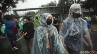 Mereka membubarkan diri dengan tertib. Namun, masih ada sejumlah massa yang bertahan di kawasan Patung Kuda. Mereka bertahan untuk meneduh di bawah JPO hingga area gedung-gedung sekitar Patung Kuda.