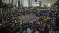 Sebelumnya, massa mahasiswa yang berunjuk rasa menolak omnibus law di Patung Kuda Arjuna Wiwaha, Jakarta Pusat, terus bertambah.