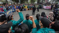 Massa mahasiswa berorasi di depan Gedung Sapta Pesona Kementerian Pariwisata dan Ekonomi Kreatif. Lalu pada pukul 14.33 WIB, massa mahasiswa lainnya datang bergabung.