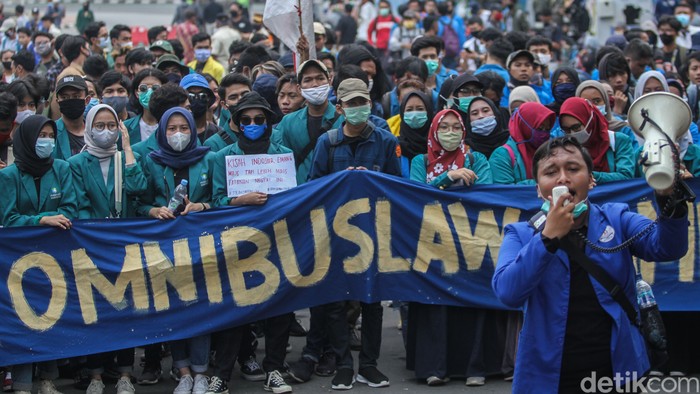 Hujan mengguyur kawasan Patung Kuda Arjuna Wiwaha, Jakpus. Massa demo menolak omnibus law UU Cipta Kerja mulai membubarkan diri.
