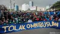 Mereka bergabung menjadi satu kelompok dan kembali berorasi. Lalu pada pukul 14.36 WIB, mahasiswa lainnya pun datang sambil membawa bendera Indonesia dan spanduk berwarna biru yang bertulisan TOLAK OMNIBUS LAW SAMPAI TUNTAS.
